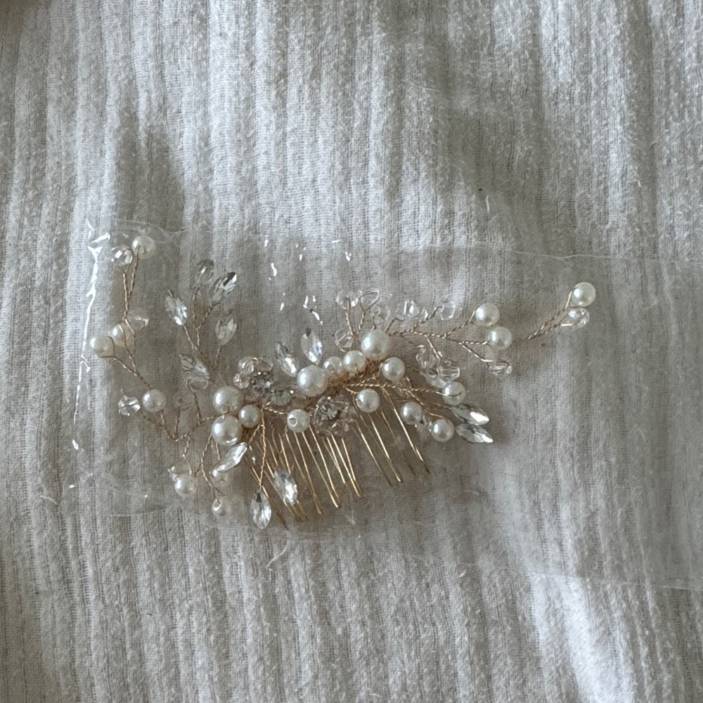Elegant Gold and Pearl Hair Comb